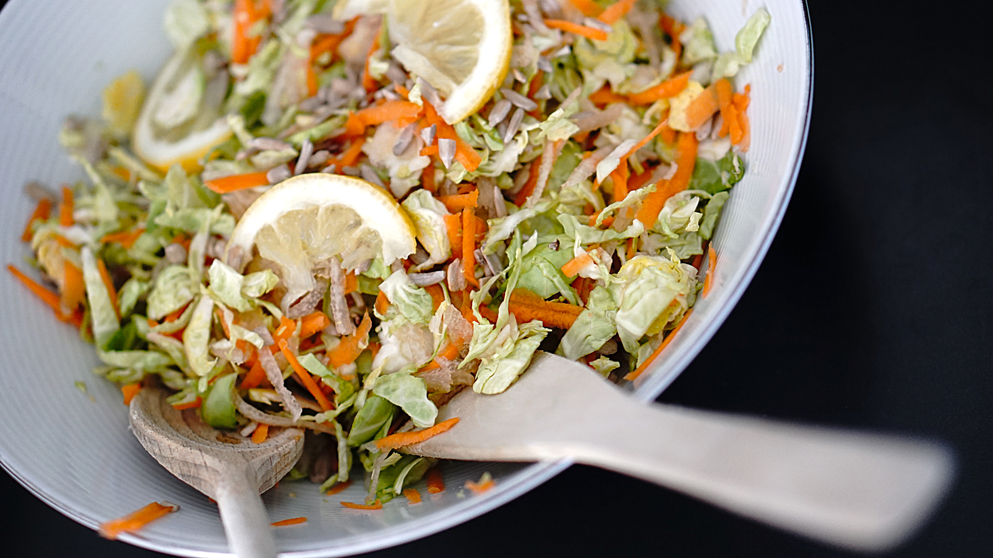 insalata di cavoletti di Bruxelles crudi