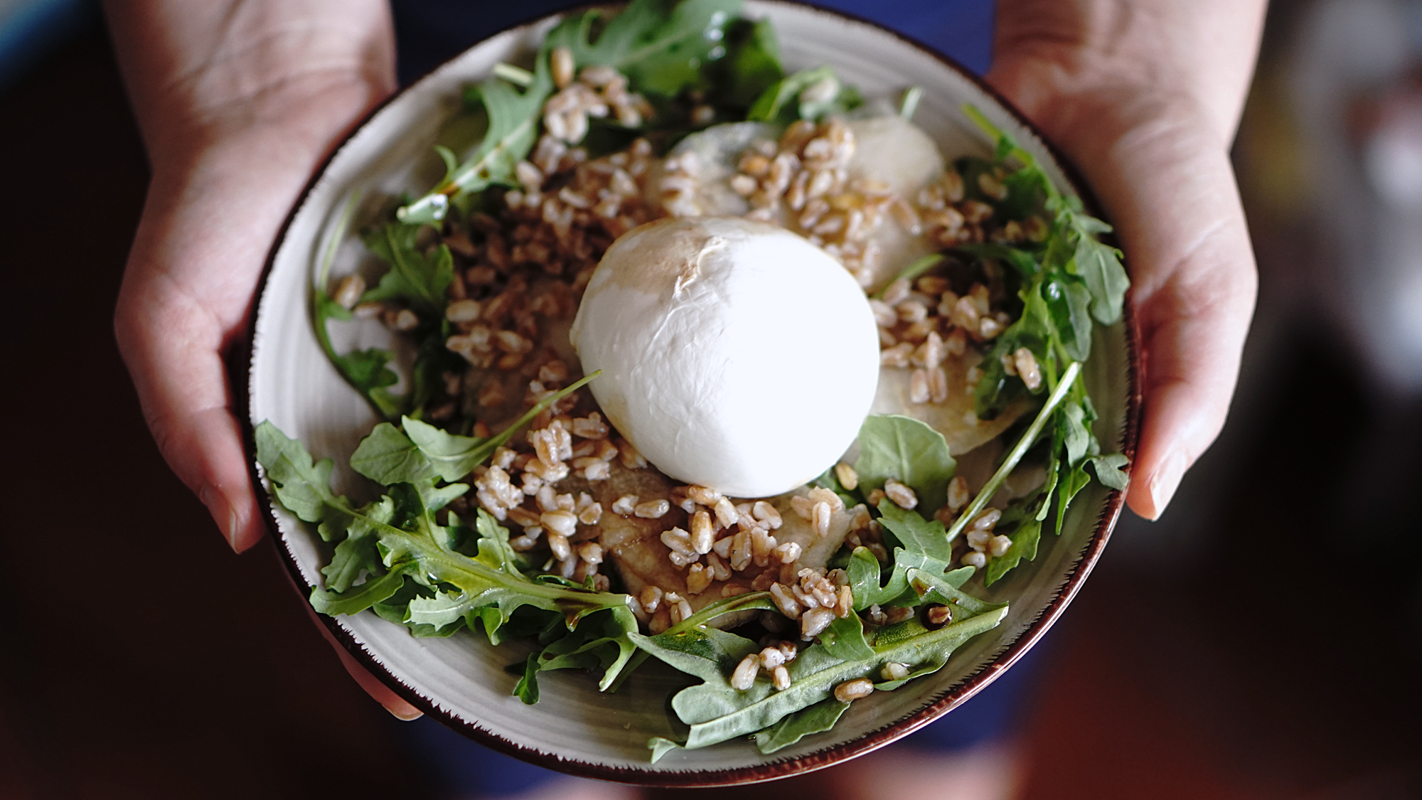 mozzarella e pera, con rucola e farro